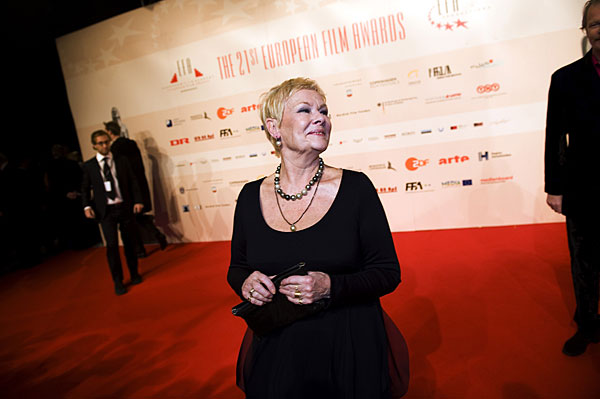 Judi Dench en la alfombra roja de los premios del cine europeo 2008 donde ha recibido un homenaje